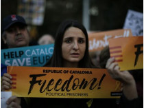 Участница митинга в Барселоне