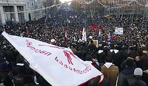 Массовый митинг в центре тбилиси грузинская оппозиция назвала «народной инаугурацией» левана гачечиладзе и потребовала признать его новым президентом республики