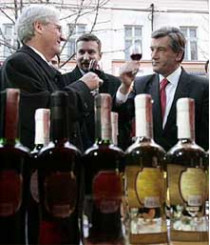 Виктор ющенко и его венгерский коллега ласло шойом приняли участие в фестивале закарпатских виноделов