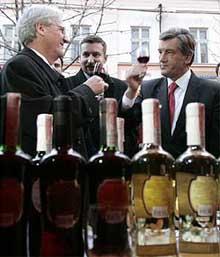 Виктор ющенко и его венгерский коллега ласло шойом приняли участие в фестивале закарпатских виноделов