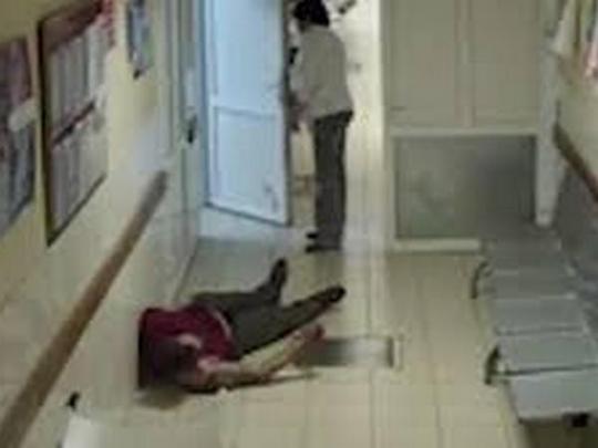 Кадр из видео, на котором пациент лежит на полу