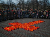 Памяти жертв Голодоморов: в центре Одессы люди выложили крест из сотен зажженных лампадок (фото)