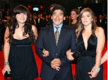 Диего Марадона с дочерьми