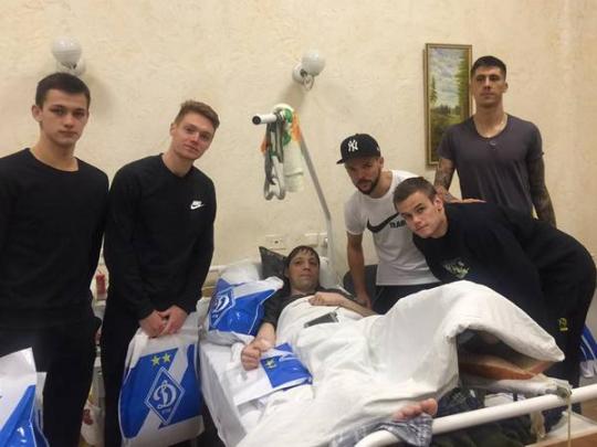 Футболисты «Динамо» проведали в госпитале раненых украинских солдат 
