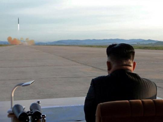 Ким Чен Ын наблюдает за запуском ракеты