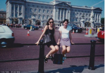 Меган и Нинаки на фоне Букингемского дворца в 1996 году