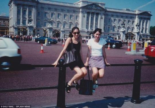Меган и Нинаки на фоне Букингемского дворца в 1996 году