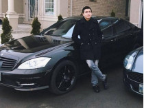 Карим Баратов на фоне автомобиля