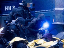 Полиция Германии разгоняла пикетчиков водометами (фото)