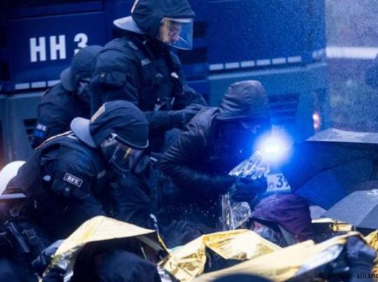 Полиция Германии разгоняла пикетчиков водометами (фото)