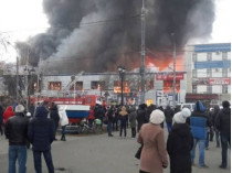В России сгорел торговый центр (видео)