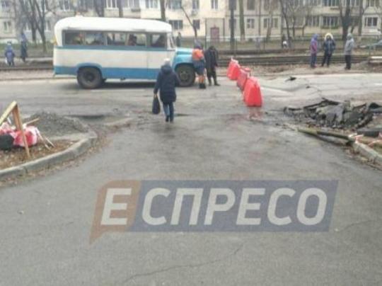 В Киеве на дороге просел асфальт: образовалась пробка (фото)
