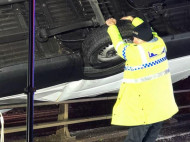 Британский полицейский голыми руками удерживал падавший с моста фургон до прибытия помощи (фото)