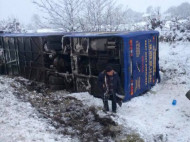Под Львовом на скользкой дороге опрокинулся автобус с пассажирами, есть пострадавшие (фото)