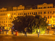 В центре Киева начали устанавливать главную новогоднюю елку