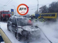В Киеве на мосту загорелся автомобиль (фото и видео)