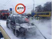 В Киеве на мосту загорелся автомобиль (фото и видео)