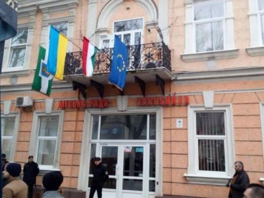 В Украине разгорается скандал вокруг флага Венгрии