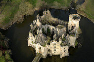 7000 пользователей Интернета купили в складчину старинный французский замок 