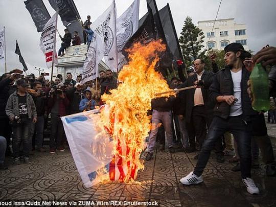 Палестинцы сжигают флаг США