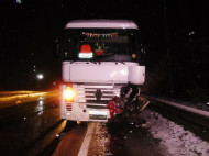 На трассе Киев — Чоп фура раздавила легковушку, водитель и пассажирка погибли (фото)
