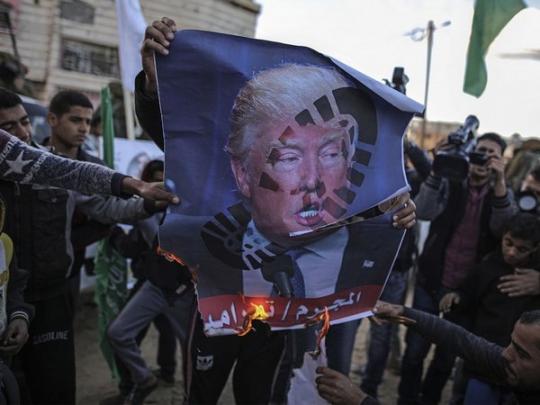 Палестинцы сжигают портрет Трампа 