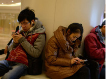 Играющие на телефонах китайцы