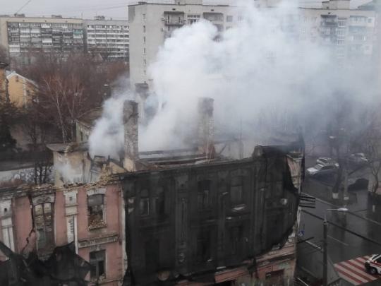 В Киеве горит снова исторический памятник на Щекавицкой (фото)