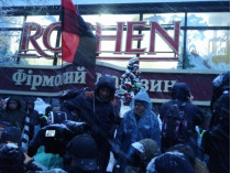 Участники «Марша за импичмент» под изолятором СБУ заблокировали Roshen