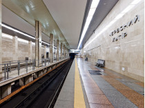 На станции метро