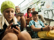 Во французских школах запретят пользоваться мобильными телефонами детям от шести до 15 лет 