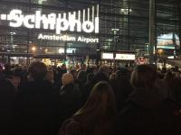 Толпа возле здания аэропорта после эвакуации