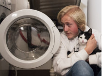 Кот с хозяином возле стиральной машины