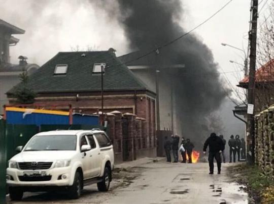 В Киеве под домом экс-министра энергетики Ставицкого горели шины