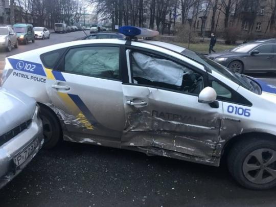В Киеве авто Uber влетел в полицейскую машину, пострадала девушка-коп (фото)