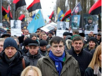 В Киеве митингующие штурмуют Октябрьский