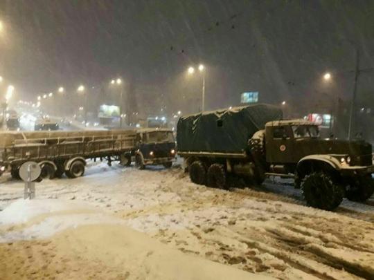 В Киеве дежурят шесть спецавтомобилей для помощи транспорту, увязшему в сугробах