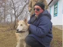 Потерявшуюся в Виннице собаку-поводыря передали мужчине, который ослеп 20 лет назад (фото)