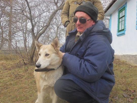 Потерявшуюся в Виннице собаку-поводыря передали мужчине, который ослеп 20 лет назад (фото)