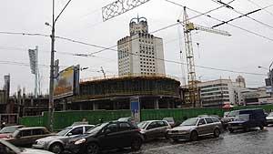 Недостроенный торгово-развлекательный центр «троицкий» возле национального спорткомплекса «олимпийский» в киеве все-таки снесут