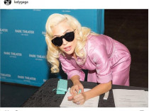 Леди Гага подписывает контракт