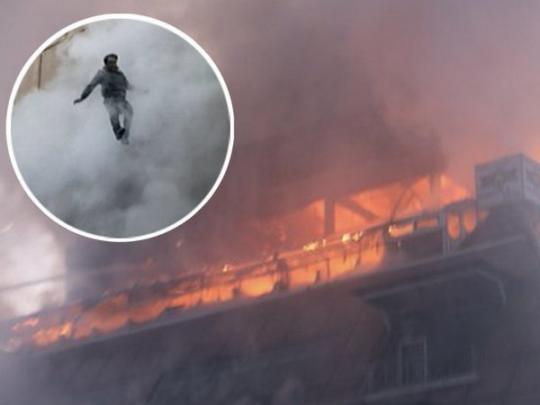 Человек прыгает из окна горящего здания