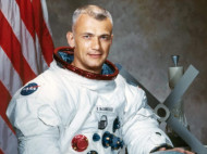Умер Брюс Макэндлесс, первый в истории человек, вышедший в открытый космос без страховки