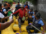 Сель и наводнения на Филиппинах унесли жизни не менее 90 человек