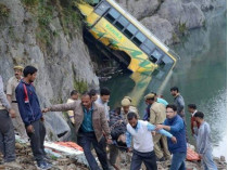 В Индии автобус упал в реку, много жертв (фото)