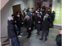 «Азов» заблокировал офис коммунистов в Киеве и штурмовал здание (фото)