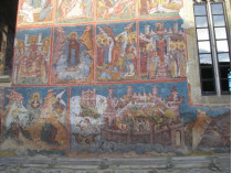 Уникальные монастыри в Румынии с наружными фресками накануне Рождества посещают туристы со всего мира