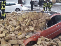 В Киеве рухнула стена между домами (фото)