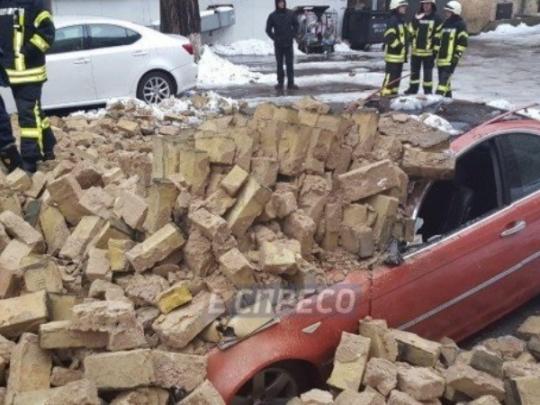 В Киеве рухнула стена между домами (фото)