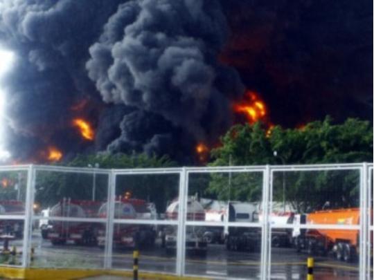 В Венесуэле горит крупнейший нефтеперерабатывающий завод (фото)